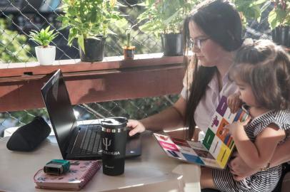  PORTO ALEGRE, RS, BRASIL - 2020.10.28 - A pauta vai abordar a saída de mães do mercado de trabalho durante a pandemia. Muitas mulheres foram demitidas ou pedira demissão por não conseguir conciliar homeoffice com o cuidado com os filhos. Na foto: Alessandra Passos e filha Paola (Foto: ANDRÉ ÁVILA/ Agência RBS)Indexador: Andre Avila<!-- NICAID(14628280) -->