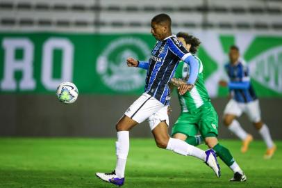 RS - FUTEBOL/COPA DO BRASIL 2020 /GREMIO X JUVENTUDE - ESPORTES - Lance da partida entre Gremio e Juventude disputada na noite desta quinta-feira, no EstÃ¡dio Alfredo Jaconi, em Caxias do Sul, valida pela Copa do Brasil 2020. FOTO: LUCAS UEBEL/GREMIO FBPA<!-- NICAID(14636241) -->