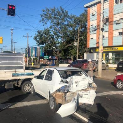 Caminhão bate em cinco veículos na avenida Flores da Cunha, em Cachoeirinha<!-- NICAID(14636279) -->