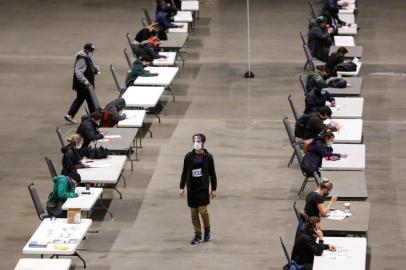  People fill out their ballots on Election Day at a voting center set up at the CenturyLink Field Event Center for people that need to register or get other assistance in the vote-by-mail state in Seattle, Washington on November 3, 2020. - Americans were voting on Tuesday under the shadow of a surging coronavirus pandemic to decide whether to reelect Republican Donald Trump, one of the most polarizing presidents in US history, or send Democrat Joe Biden to the White House. (Photo by Jason Redmond / AFP)Editoria: POLLocal: SeattleIndexador: JASON REDMONDSecao: electionFonte: AFPFotógrafo: STR<!-- NICAID(14633796) -->