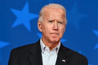  Democratic Presidential candidate Joe Biden speaks as US Senator and Vice-Presidential candidate, Kamala Harris, looks on at the Queen venue in Wilmington, Delaware, on November 5, 2020. - The nail-biting US election was on the cusp of finally producing a winner Thursday, with Democrat Joe Biden solidifying his lead over President Donald Trump and the decisive state of Pennsylvania set to release results. (Photo by JIM WATSON / AFP)<!-- NICAID(14636556) -->