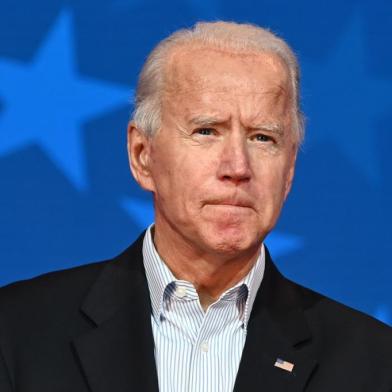  Democratic Presidential candidate Joe Biden speaks as US Senator and Vice-Presidential candidate, Kamala Harris, looks on at the Queen venue in Wilmington, Delaware, on November 5, 2020. - The nail-biting US election was on the cusp of finally producing a winner Thursday, with Democrat Joe Biden solidifying his lead over President Donald Trump and the decisive state of Pennsylvania set to release results. (Photo by JIM WATSON / AFP)<!-- NICAID(14636556) -->