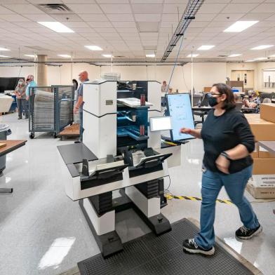  Ballots are counted at the Maricopa County Election Department after the US presidential election in Phoenix, Arizona, on November 5, 2020. - President Donald Trump erupted on November 5 in a tirade of unsubstantiated claims that he has been cheated out of winning the US election as vote counting across battleground states showed Democrat Joe Biden steadily closing in on victory. (Photo by OLIVIER  TOURON / AFP)Editoria: POLLocal: PhoenixIndexador: OLIVIER  TOURONSecao: electionFonte: AFPFotógrafo: STR<!-- NICAID(14636558) -->