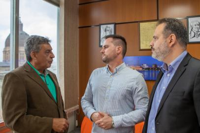 Líder da Bancada do NOVO na Assembleia Legislativa, o Deputado Fábio Ostermann manifestou apoio ao candidato à Prefeitura de Porto Alegre Sebastião Melo (MDB). Ostermann, que esteve reunido com Melo e seu candidato a vice Ricardo Gomes (DEM), já tinha antecipado o seu voto no emedebista em uma live com o candidato a vereador do NOVO Juan Savedra na noite anterior. 