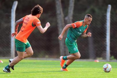  CAXIAS DO SUL, RS, BRASIL, 01/10/2020. Treino do Juventude no CT. O Juventude está disputando a série B do Campeonato Brasileiro 2020. Na foto, atacante Breno (D). (Porthus Junior/Agência RBS)Indexador:                                 <!-- NICAID(14607033) -->