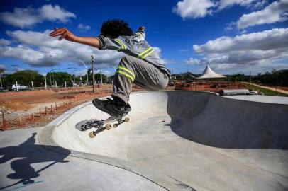  PORTO ALEGRE, RS, BRASIL - 2020.11.06 - Os operários que estão construindo a pista de skate do trecho 3 da orla do Guaíba são, eles próprios, skatistas. O conhecimento deles sobre o esporte é fundamental para garantir que a construção seja adequada à prática, e é comum vê-los fazendo um test-drive da pista ao final do expediente. (Foto: ANDRÉ ÁVILA/ Agência RBS)Indexador: Andre Avila<!-- NICAID(14637097) -->