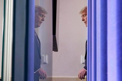 President Trump Speaks From The James S. Brady Briefing Room At The White HouseWASHINGTON, DC - NOVEMBER 05: U.S. President Donald Trump arrives to speak in the briefing room at the White House on November 5, 2020 in Washington, DC. Votes are still being counted two days after the presidential election as incumbent Trump is in a close race against challenger Democratic presidential nominee Joe Biden, which remains too close to call.   Chip Somodevilla/Getty Images/AFPEditoria: POLLocal: WashingtonIndexador: CHIP SOMODEVILLASecao: ElectionFonte: GETTY IMAGES NORTH AMERICAFotógrafo: STF<!-- NICAID(14637231) -->