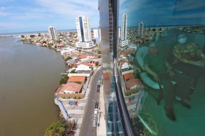  TRAMANDAÍ - BRIO GRANDE DO SUL - BRASIL - Iimpacto ambiental e econômico da movimentação que já começa nas cidades do litoral nesse verão. Paulo e Vera Grassi Moradores de Tramandaí. (FOTOS: LAURO ALVES/AGENCIARBS)<!-- NICAID(14633717) -->