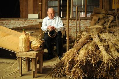  CAXIAS DO SUL, RS, BRASIL, 23/05/2017. Albino Saccaro, que trabalhou por 15 anos com garrafões de vinho, conta sua história e fala sobre o fim dos garrafões empalhados. (Diogo Sallaberry/Agência RBS)<!-- NICAID(12928972) -->