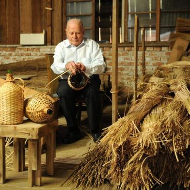  CAXIAS DO SUL, RS, BRASIL, 23/05/2017. Albino Saccaro, que trabalhou por 15 anos com garrafões de vinho, conta sua história e fala sobre o fim dos garrafões empalhados. (Diogo Sallaberry/Agência RBS)<!-- NICAID(12928972) -->