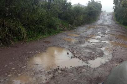 Moradores enfrentam más condições na RS-020, em São José dos Ausentes<!-- NICAID(14637383) -->