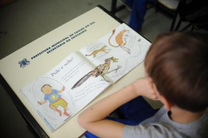  CAXIAS DO SUL, RS, BRASIL, 23/09/2016. Na escola Padre Antônio Vieira, no bairro São José, os alunos possuem a um tempo para a leitura todos os dias durante a aula. A escola conseguiu uma boa nota no Ideb, e essa pode ser uma das iniciativas que influenciaram no resultado da prova. Na foto, o 5º ano A, da professora Adelaide Terezinha de Oliveira Martins. (Diogo Sallaberry/Agência RBS)<!-- NICAID(12459459) -->