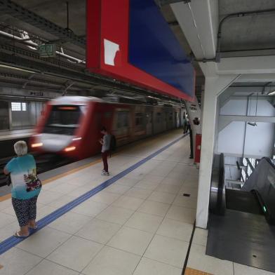  NOVO HAMBURGO, RS, BRASIL - 2020.10.23 - Após força tarefa, Trensurb conserta algumas escadas rolante. Na estação Santo Afonso, em Novo Hamburgo, uma das escadas ainda está fora de serviço. (Foto: ANDRÉ ÁVILA/ Agência RBS)<!-- NICAID(14624700) -->