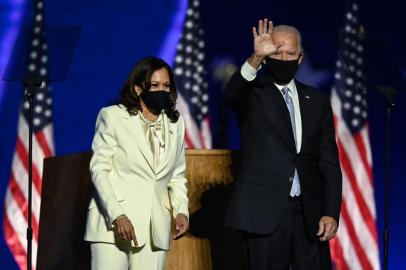 US President-elect Joe Biden (R) arrives next to Vice President-elect Kamala Harris to deliver remarks in Wilmington, Delaware, on November 7, 2020, after being declared the winners of the presidential election. (Photo by Jim WATSON / AFP)<!-- NICAID(14637488) -->