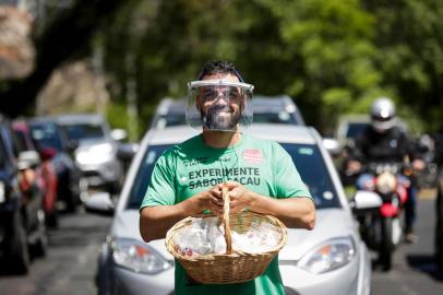  PORTO ALEGRE, RS, BRASIL, 04-11-2020: O vendedor de balas Carlos Amaro, 39 anos, durante o trabalho na sinaleira na esquina da rua Professor Ivo Corseuil com a avenida Protasio Alves, no bairro Petropolis. Ele comecou a vender balas de coco na rua ha cinco anos. Com a ajuda da esposa, que faz os doces, o casal empreendeu e lancou a marca de balas artesanais Filadelfia. Hoje, alem de continuar vendendo nas ruas, Carlos conta com outros dois vendedores. Tambem oferecem o produto para mini mercados, cafeterias e padarias. Ano passado, ganhou o premio MFO Talks, como case de sucesso no empreendedorismo. (Foto: Mateus Bruxel / Agencia RBS)Indexador: Mateus Bruxel<!-- NICAID(14634756) -->