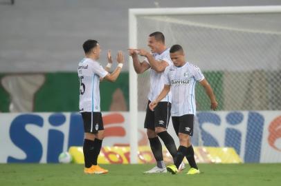 BRASILEIRO A 2020, FLUMINENSE X GRÊMIORJ - BRASILEIRO A 2020, FLUMINENSE X GRÊMIO - ESPORTES - BRASILEIRO A 2020, FLUMINENSE X GRÊMIO - Pepê jogador do Grêmio comemora seu gol com Diego Churín jogador da sua equipe durante partida contra o Fluminense no estádio Maracanã pelo campeonato Brasileiro A 2020. 08/11/2020 - Foto: JORGE RODRIGUES/AGIF - AGÊNCIA DE FOTOGRAFIA/AGIF - AGÊNCIA DE FOTOGRAFIA/ESTADÃO CONTEÚDOEditoria: ESPORTESLocal: RIO DE JANEIROIndexador: JORGE RODRIGUESFotógrafo: AGIF - AGÊNCIA DE FOTOGRAFIA<!-- NICAID(14637911) -->