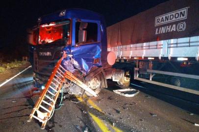  O motorista de um Fiesta morreu após colisão com um caminhão no quilômetro 297 da BR-285, em Passo Fundo.<!-- NICAID(14637967) -->