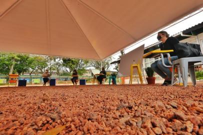  PORTO ALEGRE, RS, BRASIL - 09.11.2020 - Volta às aulas na rede municipal. Escolas que estavam fechadas são obrigadas a retomar aulas nesta segunda-feira com a obrigação de professores baterem ponto presencial. (Foto: Lauro Alves/Agencia RBS)<!-- NICAID(14638119) -->