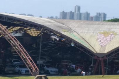  A Vigilância Sanitária de Caxias do Sul fiscalizou um evento automotivo que ocorreu neste domingo (8), nos Pavilhões da Festa da Uva. Durante a vistoria, os fiscais presenciaram diversas irregularidades. <!-- NICAID(14638460) -->