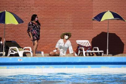  PORTO ALEGRE, RS, BRASIL - 2020.11.07 - Quais são os riscos e cuidados para uso de piscinas públicas durante a pandemia. Na foto: Ana Lúcia Murad, 59, professora de dança e Magali Cristina Granata Mandelli, 59 anos, advogada, no Lindóia Tênis Clube (Foto: ANDRÉ ÁVILA/ Agência RBS)<!-- NICAID(14637415) -->