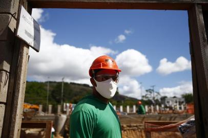  PORTO ALEGRE, RS, BRASIL, 06-11-2020: pós a fase inicial da pandemia, o mercado de trabalho no RS vem dando sinais de retomada gradual. Um dos setores que vêm se destacando pela criação de vagas é a construção. Alvaro Francisco Peres, que atua como eletricista, foi recentemente contrado (FOTO FÉLIX ZUCCO/AGÊNCIA RBS, Editoria de Notícias).<!-- NICAID(14636831) -->