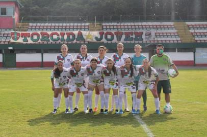 As gurias do Brasil de Farroupilha enfrentaram o Athletico-PR, neste domingo (8), no Estádio das Castanheiras. O time da Serra acabou derrotado por 2 a 0. Com o resultado, a equipe rubro-verde não tem mais chances de classificação no Brasileirão A-2 e apenas cumpre tabela contra o Fluminense, na próxima sexta-feira (14). <!-- NICAID(14638540) -->