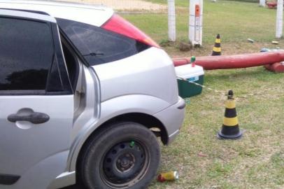  A Brigada Militar e a Polícia Civil de Serafina Corrêa registraram na madrugada desta segunda-feira (9) o homicídio de um homem de 29 anos. Além de um homem de 25 anos ter sido encontrado ferido.<!-- NICAID(14638542) -->