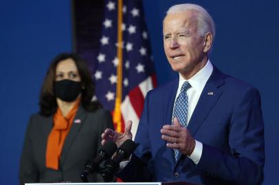 President-Elect Joe Biden Delivers Remarks On Coronavirus And US EconomyWILMINGTON, DELAWARE - NOVEMBER 09: U.S. President-elect Joe Biden speaks to the media while flanked by Vice President-elect Kamala Harris, at the Queen Theater after receiving a briefing from the transition COVID-19 advisory board on November 09, 2020 in Wilmington, Delaware. Mr. Biden spoke about how his administration would respond to the coronavirus pandemic.   Joe Raedle/Getty Images/AFPEditoria: POLLocal: WilmingtonIndexador: JOE RAEDLEFonte: GETTY IMAGES NORTH AMERICAFotógrafo: STF<!-- NICAID(14638650) -->