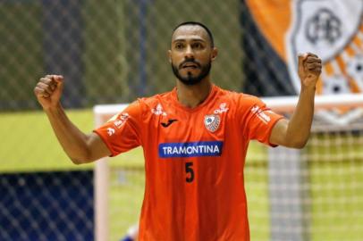  ACBF venceu o Joaçaba, na prorrogação, e avançou às quartas de final da Liga Nacional de Futsal. Na foto, Lé.<!-- NICAID(14638868) -->