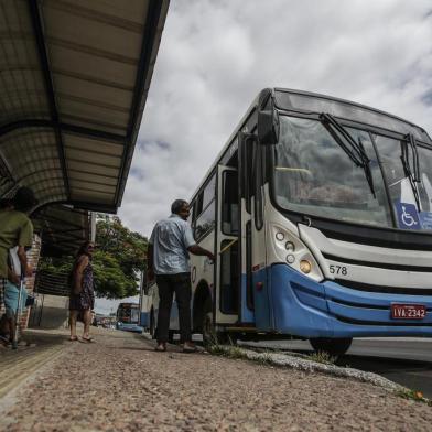  VIAMAO, RS, BRASIL - 2020.01.08 - O TCE-RS produziu um estudo sobre o transporte público na região metropolitana. Eles comparam vários itens, conforme informações dos próprios municípios, como base os anos de 2015 e 2019. Viamão chama a atenção, pois perdeu um volume alto de passageiros, tem a maior tarifa da região metropolitana, a frota é uma das mais velhas e só tem 75% da frota com acessibilidade. (Foto: André Ávila/ Agência RBS)Indexador: Andre Avila