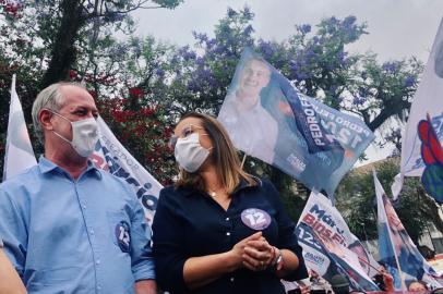 Ciro Gomes em ato de campanha de Juliana Brizola