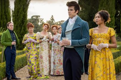 BRIDGERTON (L to R) BEN MILLER as LORD FEATHERINGTON, POLLY WALKER as PORTIA FEATHERINGTON, BESSIE CARTER as PRUDENCE FEATHERINGTON, HARRIET CAINS as PHILLIPA FEATHERINGTON, LUKE NEWTON as COLIN BRIDGERTON and RUBY BARKER as MARINA THOMPSON in episode 106 of BRIDGERTON Cr. NICK BRIGGS/NETFLIX © 2020<!-- NICAID(14639068) -->