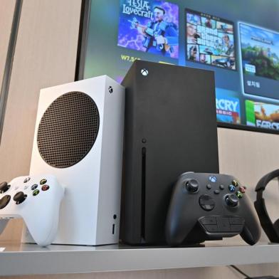 Microsofts Xbox Series X (black) and series S (white) gaming consoles are displayed at a flagship store of SK Telecom in Seoul on November 10, 2020. (Photo by Jung Yeon-je / AFP)<!-- NICAID(14639078) -->