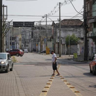  PORTO ALEGRE, RS, BRASIL, 10-11-2020: Trecho da avenida Voluntários da Pátria, entre o viaduto da Conceição e a rua Ramiro Barcelos com pista simples, que deveria ter sido duplicada. Obras estão paradas há quatro anos. (Foto: Mateus Bruxel / Agência RBS)Indexador: Mateus Bruxel<!-- NICAID(14639093) -->