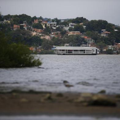  PORTO ALEGRE, RS, BRASIL: Restaurante Flutuante Pérola Negra troca novamente de local após falta de autorização de operação ser revelada, e agora atraca próximo à curva da Serraria (FOTO FÉLIX ZUCCO/AGÊNCIA RBS, Editoria de Porto Alegre).<!-- NICAID(14639142) -->