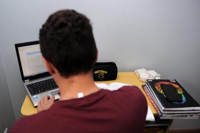  CAXIAS DO SUL, RS, BRASIL, 12/05/2020 - O estudante do 3º ano, Weslen Crocoli, 17 anos, se prepara para o vestibular estudando em casa. (Marcelo Casagrande/Agência RBS)<!-- NICAID(14498247) -->