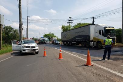 Um serviço no asfalto deixa o fluxo de veículos muito lento na Avenida Assis Brasil, nas proximidades da Fiergs, na zona norte de Porto Alegre. O trânsito está parcialmente bloqueado na região por conta da colocação de asfalto na via, perto do acesso à BR-290, a freeway.Por volta de 15h30min, os motoristas enfrentavam aproximadamente dois quilômetros de engarrafamento na Assis Brasil. Além da obra, um acidente registrado perto da Bernardino Silveira Amorim complicou ainda mais o fluxo.