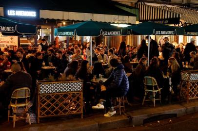  Parisians drink on a bar terrace in Paris, on October 29, 2020, a few hours before the start of a national general lockdown. - France and Germany have moved toward shutting down sectors of their economies as part of accelerating efforts worldwide to check a resurgent coronavirus and still limit the financial fallout. (Photo by THOMAS COEX / AFP)Editoria: HTHLocal: ParisIndexador: THOMAS COEXSecao: epidemic and plagueFonte: AFPFotógrafo: STF<!-- NICAID(14629481) -->