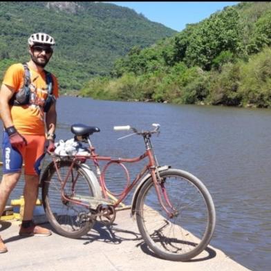  O construtor caxiense Rogerio Andretta, de 42 anos, é o organizador e já realizou o trajeto com uma bicicleta cargueira de barra forte.<!-- NICAID(14639751) -->