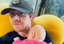 Rupert Grint, de "Harry Potter", estreia nas redes sociais e posta foto com a filha