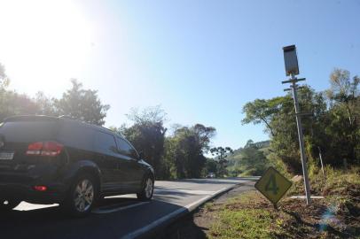 CAXIAS DO SUL, RS, BRASIL (24/06/2020)Rodovias RS-122 e RS-453 já tem novos pardais instalados. Operação prevista para iniciar em 27 de junho deve atrasar. Na foto, curva da morte no RS-122, Km 47. (Antonio Valiente/Agência RBS)<!-- NICAID(14529653) -->