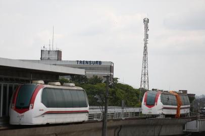  PORTO ALEGRE, RS, BRASIL - 10.11.2020 - Imagens do aeromóvel entre o trensurb e o aeroporto Salgado Filho. Um trem está parado, estragado, e sem previsão para retomada. (Foto: Jefferson Botega/Agencia RBS)<!-- NICAID(14639182) -->