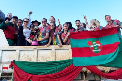  O time feminino do Brasil-Fa conquistou o seu principal objetivo da temporada. Ao vencer o Oriente por 2 a 1, ontem, no Estádio Cristo Rei, em São Leopoldo, pelo Gauchão Feminino, a equipe rubro-verde garantiu o título do Interior e, de quebra, uma vaga no Campeonato Brasileiro Série A2, em 2020.<!-- NICAID(14343945) -->