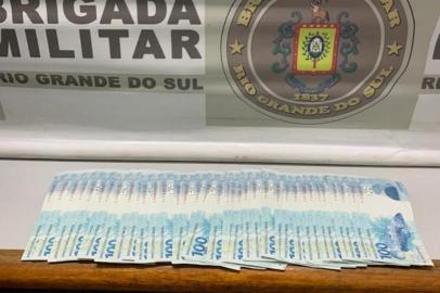  Na madrugada desta quarta-feira (11), a Brigada Militar prendeu um homem com dinheiro falso no bairro São José, em Farroupilha.<!-- NICAID(14640308) -->