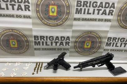  Dois homens, de 33 e 35 anos, foram presos e um adolescente de 17 anos foi apreendido pela Brigada Militar, na noite desta terça-feira (10), com drogas e armas em Farroupilha. <!-- NICAID(14640391) -->