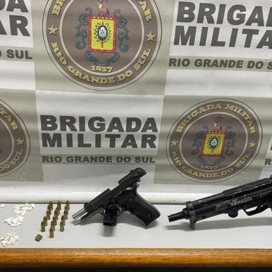  Dois homens, de 33 e 35 anos, foram presos e um adolescente de 17 anos foi apreendido pela Brigada Militar, na noite desta terça-feira (10), com drogas e armas em Farroupilha. <!-- NICAID(14640391) -->