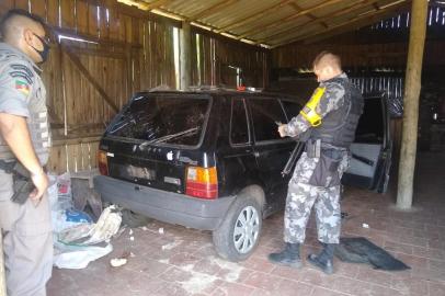 Polícia faz cerco, troca tiros e prende quatro pessoas com veículos furtados em Porto Alegre. Quatro pessoas foram detidas após uma ação conjunta dos agentes da Brigada Militar e da Polícia Civil no início desta tarde em Porto Alegre. Os dois homens e os dois adolescentes foram apreendidos após serem encontrados dentro de um galpão com veículos furtados e peças automotivas.<!-- NICAID(14640455) -->