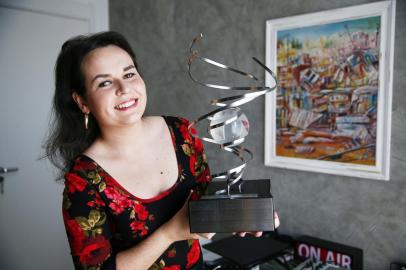  PORTO ALEGRE - Jornalista Andressa Xavier segura o troféu do Grande Prêmio RBS de Jornalismo 2020. O debate drive-in, da Rádio Gaúcha, foi o premiado.<!-- NICAID(14640256) -->