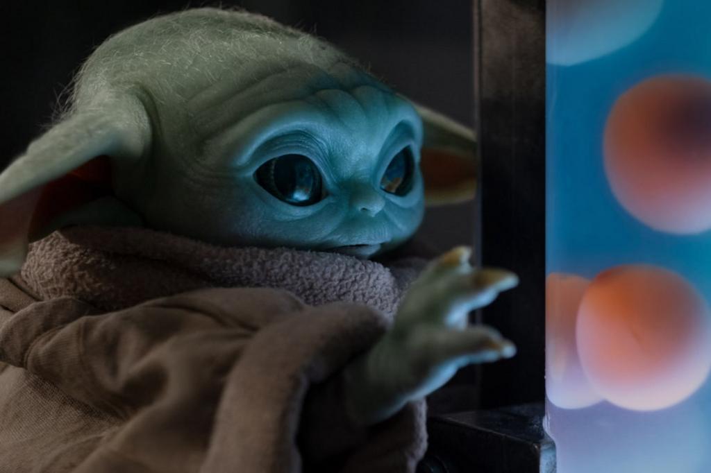 Star Wars - The Mandalorian Baby Yoda - A Criança com Movimentos