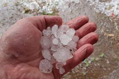 A chuva forte acompanhada de granizo afetou áreas dos municípios de Antônio Prado, Campestre da Serra e Flores da Cunha, entre às 13h30min e 17h de quarta-feira (11). Segundo o secretário de Agricultura em Campestre da Serra, Tairo Balardin, ao menos dez localidades foram afetadas na cidade, principalmente na região de São Manoel. <!-- NICAID(14640938) -->